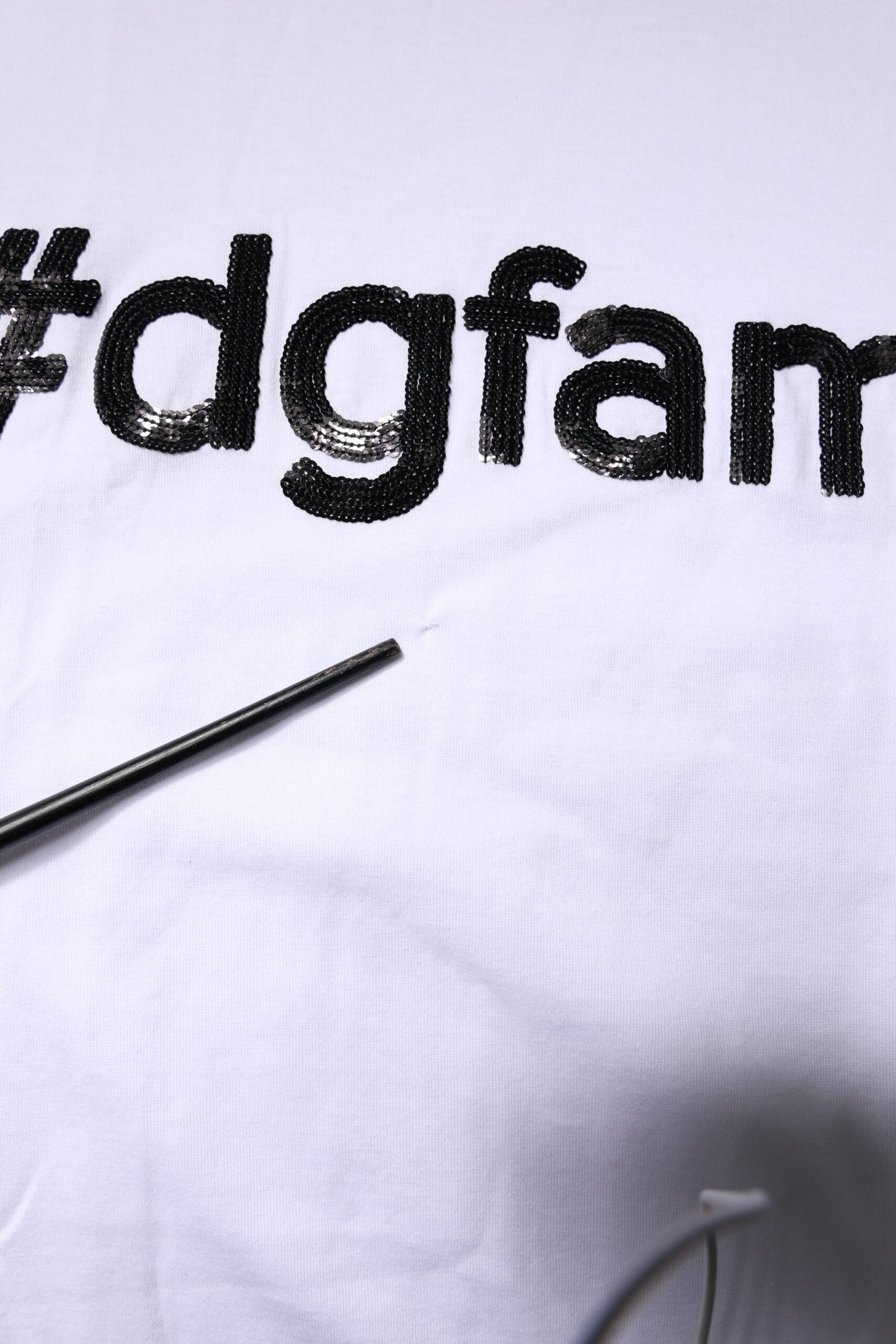 Dolce & Gabbana Weißes Baumwoll-T-Shirt mit #DGFAMILY-Stickerei