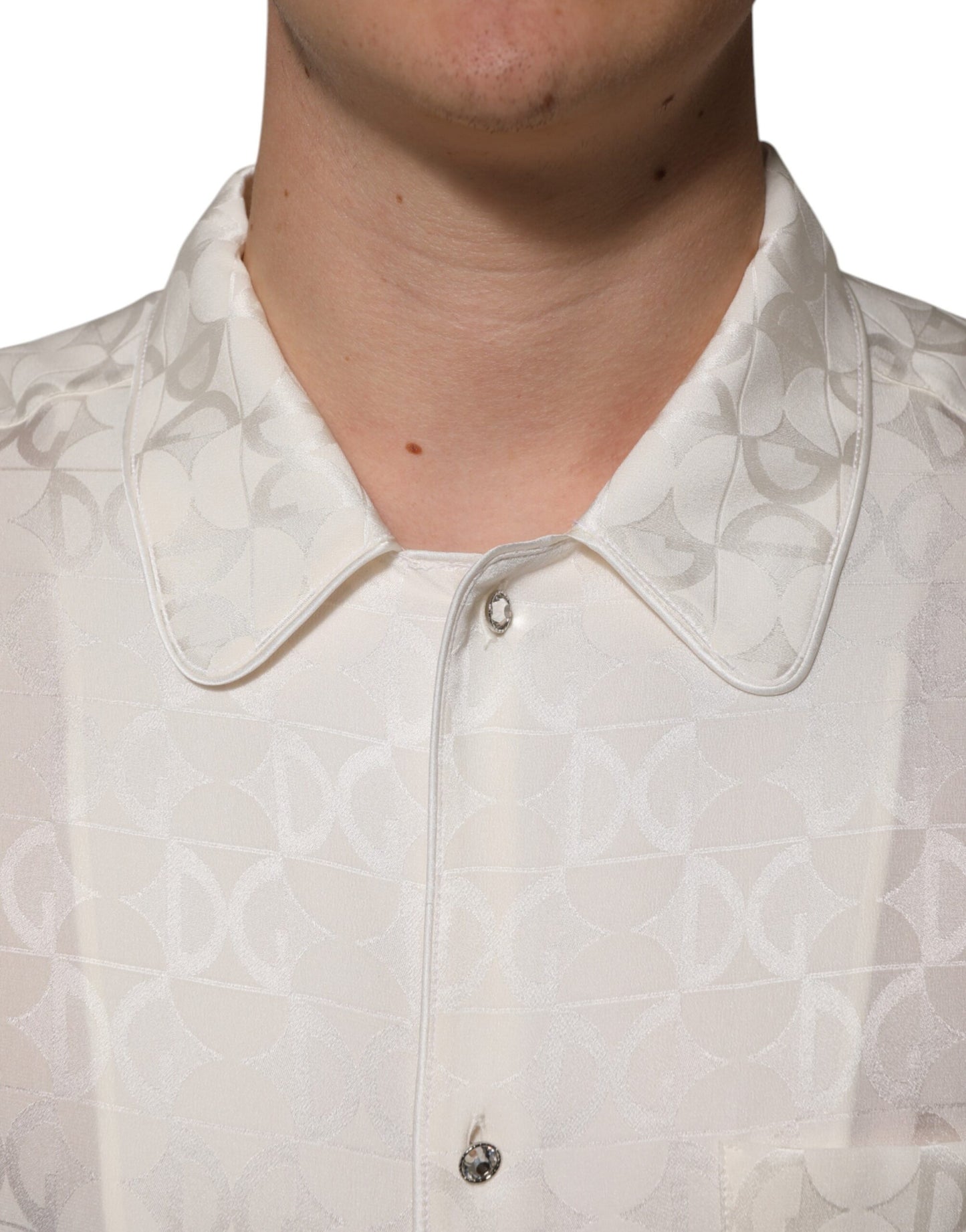 Dolce & Gabbana – Langärmliges Hemd aus weißer Seide mit DG-Logo-Print